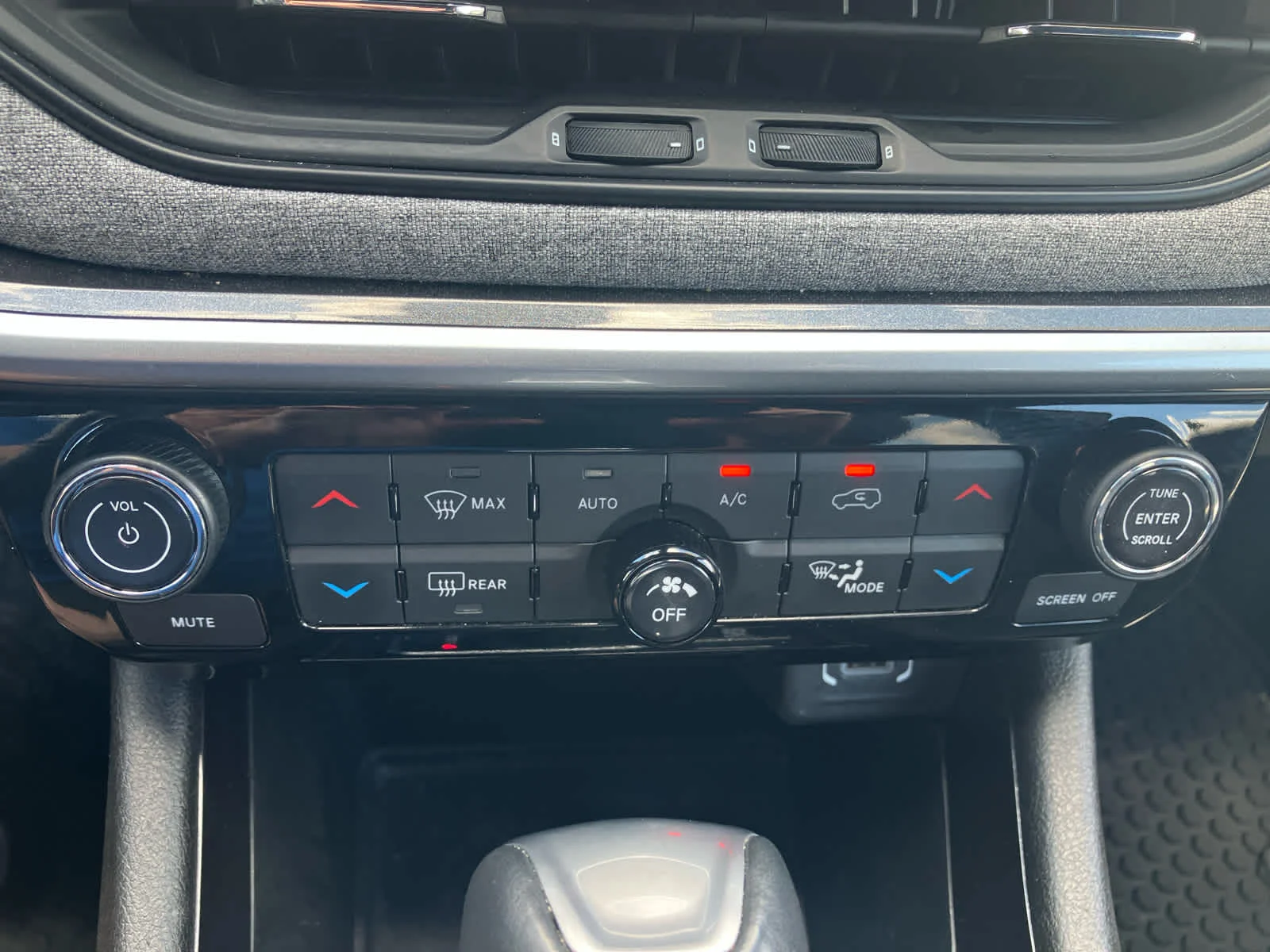 Used 2025 Diamond Black Crystal Pearlcoat Jeep Latitude image 26