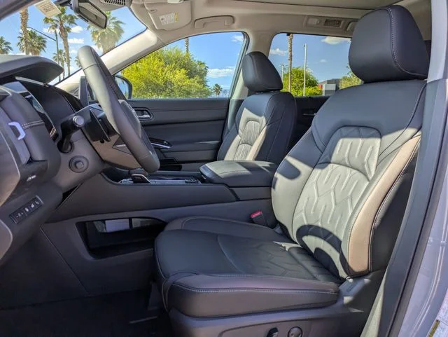 New 2026 Boulder Gray Pearl / Super Black Two-tone Nissan Platinum image 6