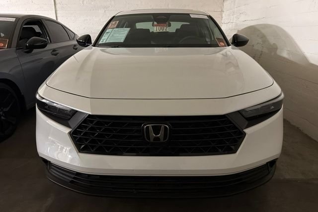 Certified Used 2025 Platinum White Pearl Honda SE image 3