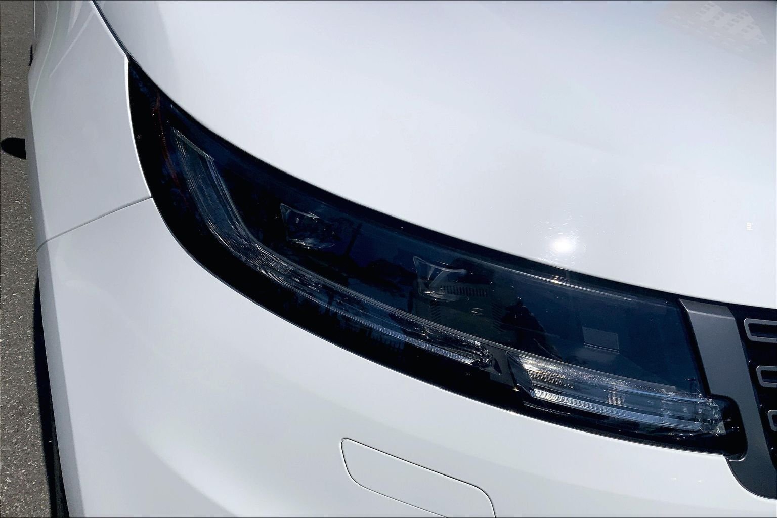 Certified Used 2025 Fuji White Land Rover SE image 27