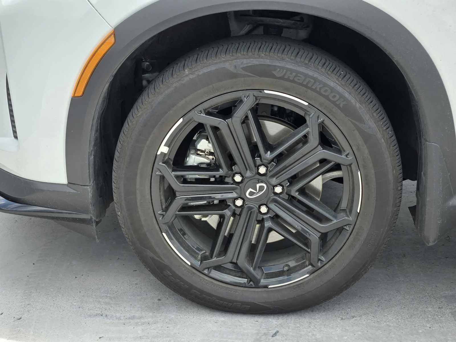New 2026 2T RAD WHT INFINITI Sport AWD image 7