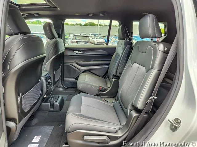 New 2026 Bright White Clear-Coat Exterior Paint Jeep Laredo image 11