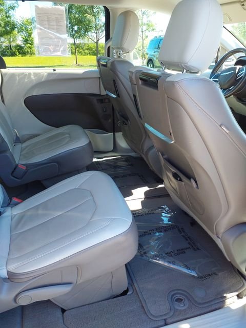 Used 2019 Velvet Chrysler Touring L Plus image 24