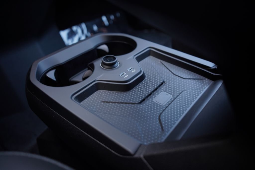 Used 2025 Dark Graphite BMW M60 image 19