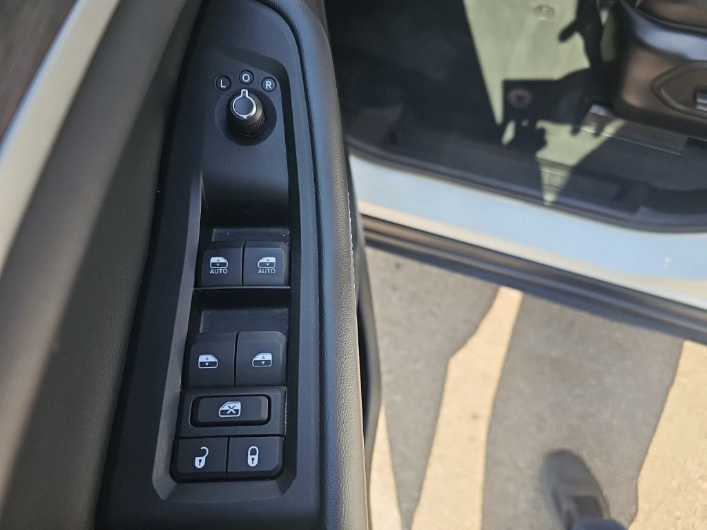 Used 2024 White/off-white Jeep Limited image 12