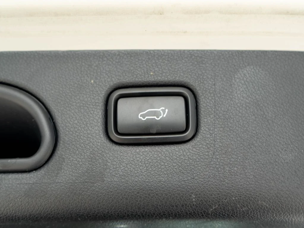 Used 2020 White Kia EX image 34