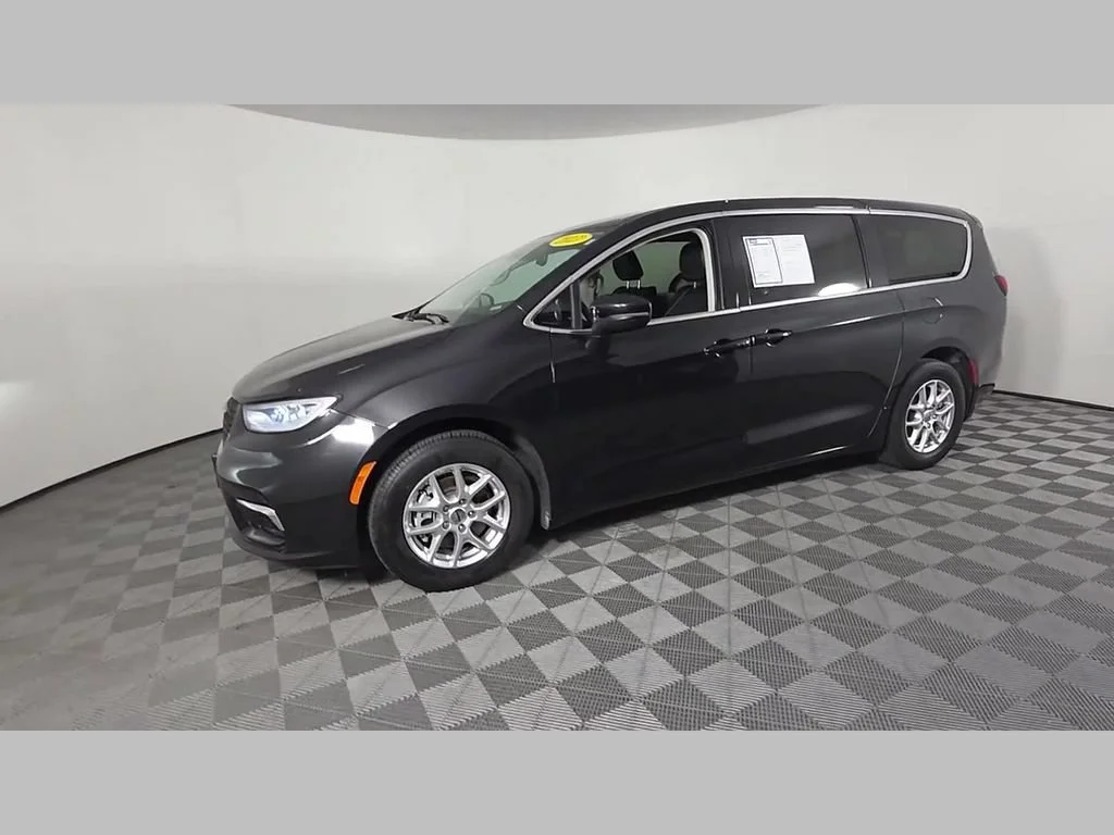 Used 2023 Brilliant Black Crystal Pearlcoat Chrysler Touring L image 47