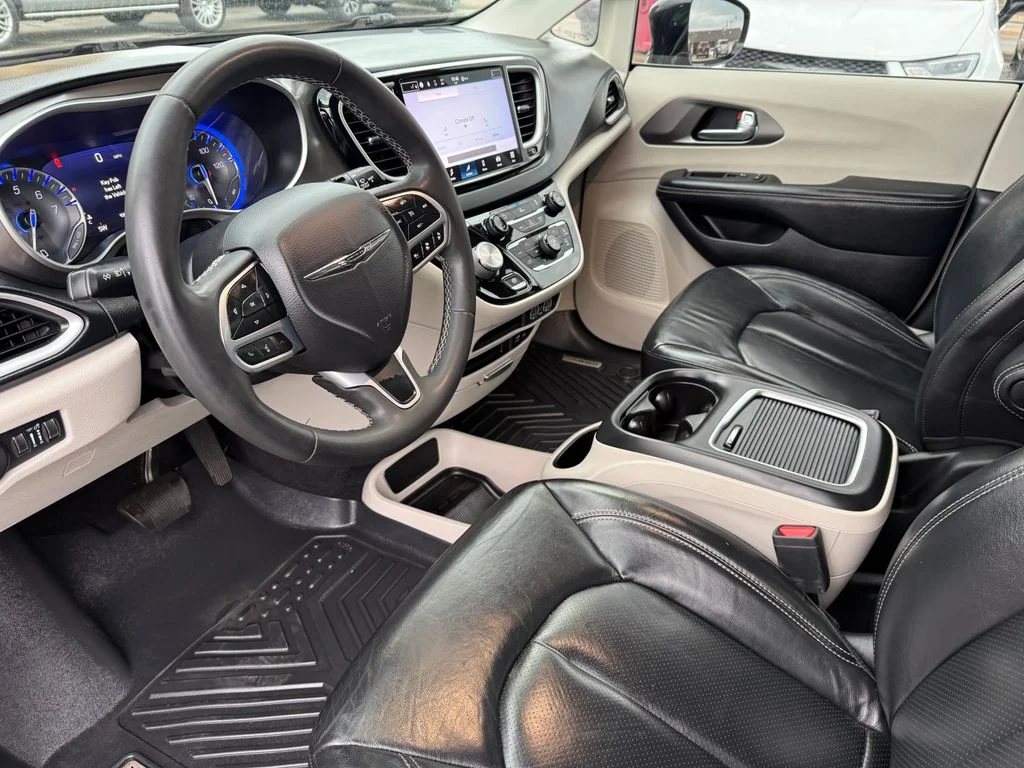 Used 2022 Black Chrysler Touring L image 30