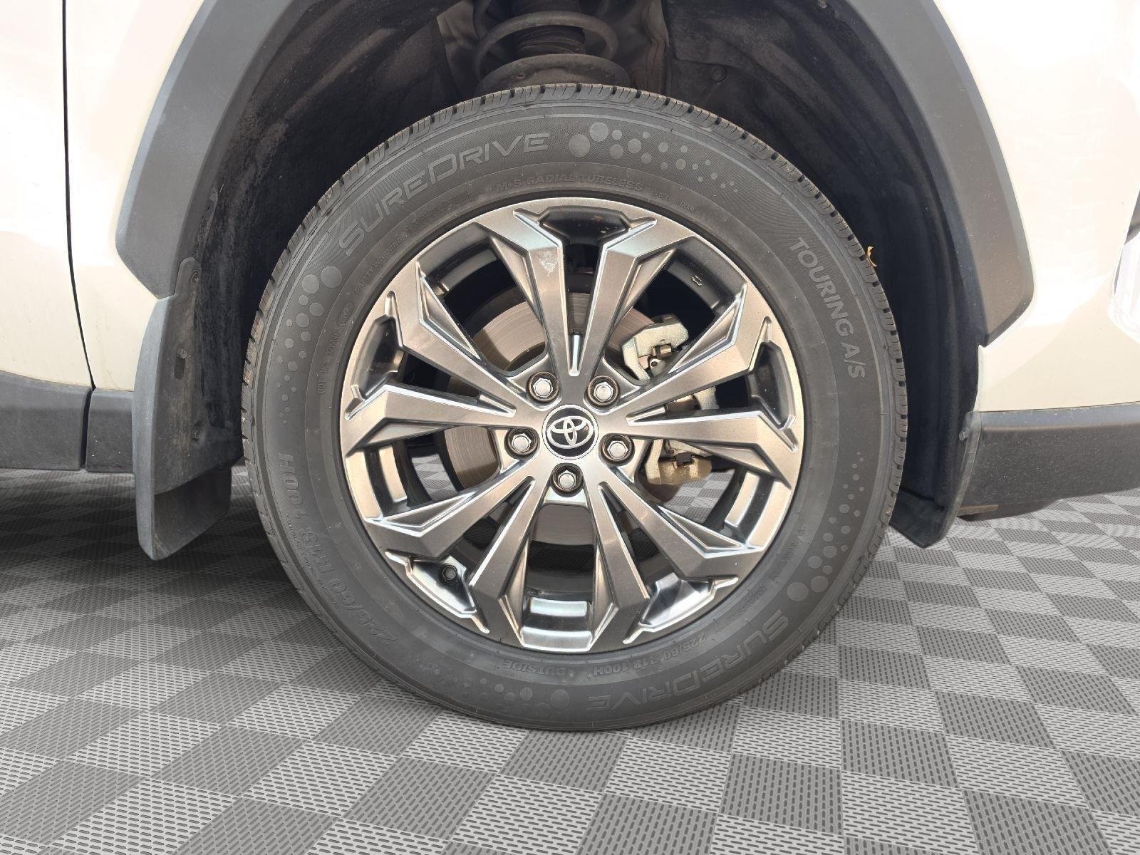 Used 2024 Wind Chill Pearl Toyota XLE Premium image 40