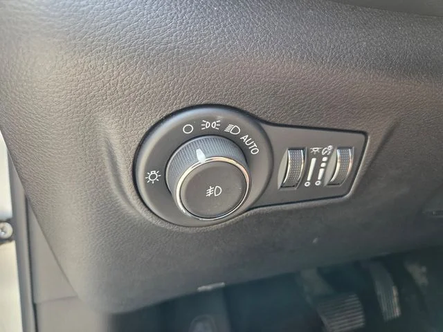 Used 2024 Silver Jeep Latitude image 24