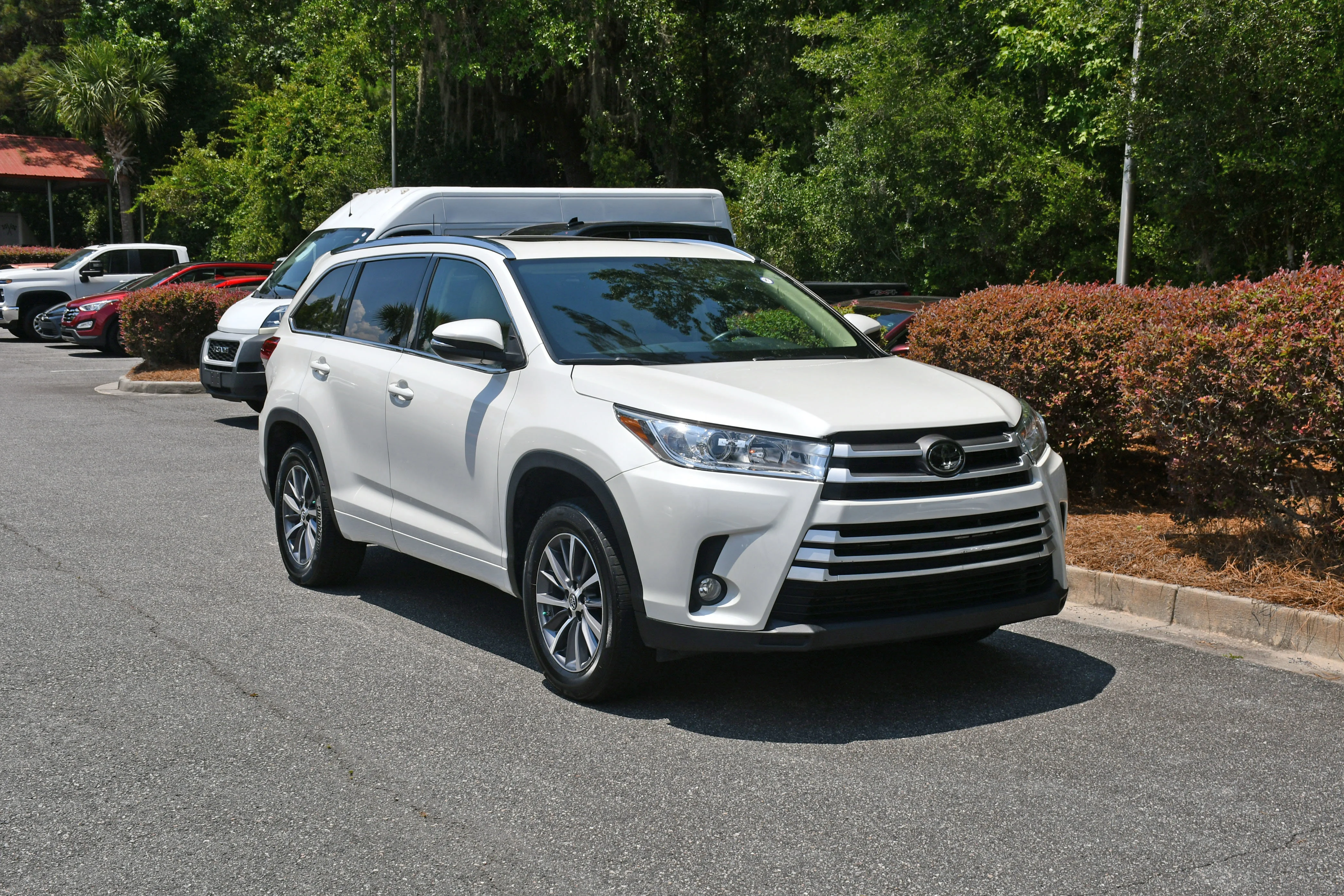 Used 2018 White Toyota XLE image 6
