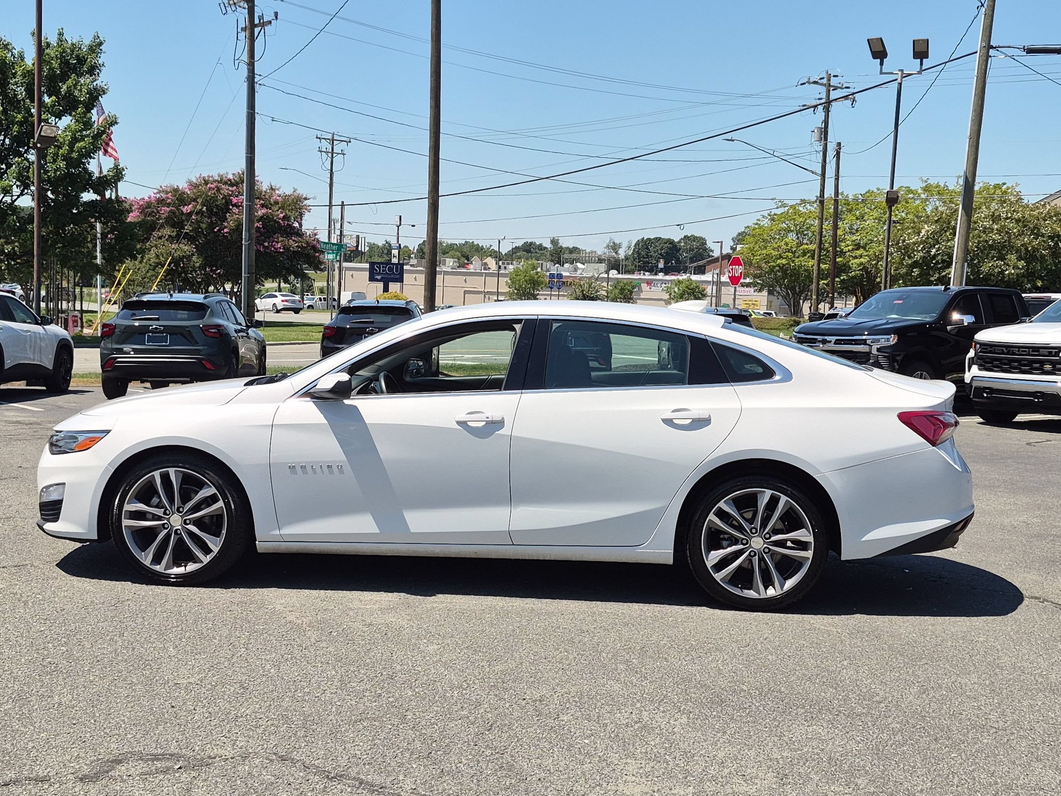 Used 2024 Summit White Chevrolet 2LT image 2