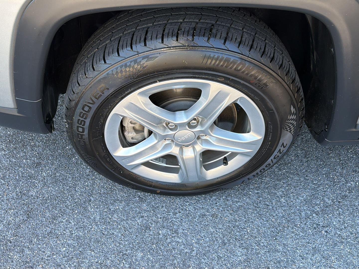 Used 2024  Jeep Latitude image 33