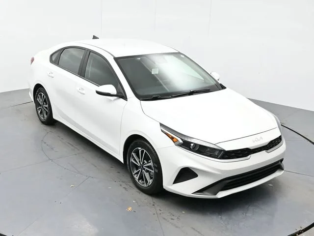 Used 2022 Snow White Pearl Kia LXS image 28