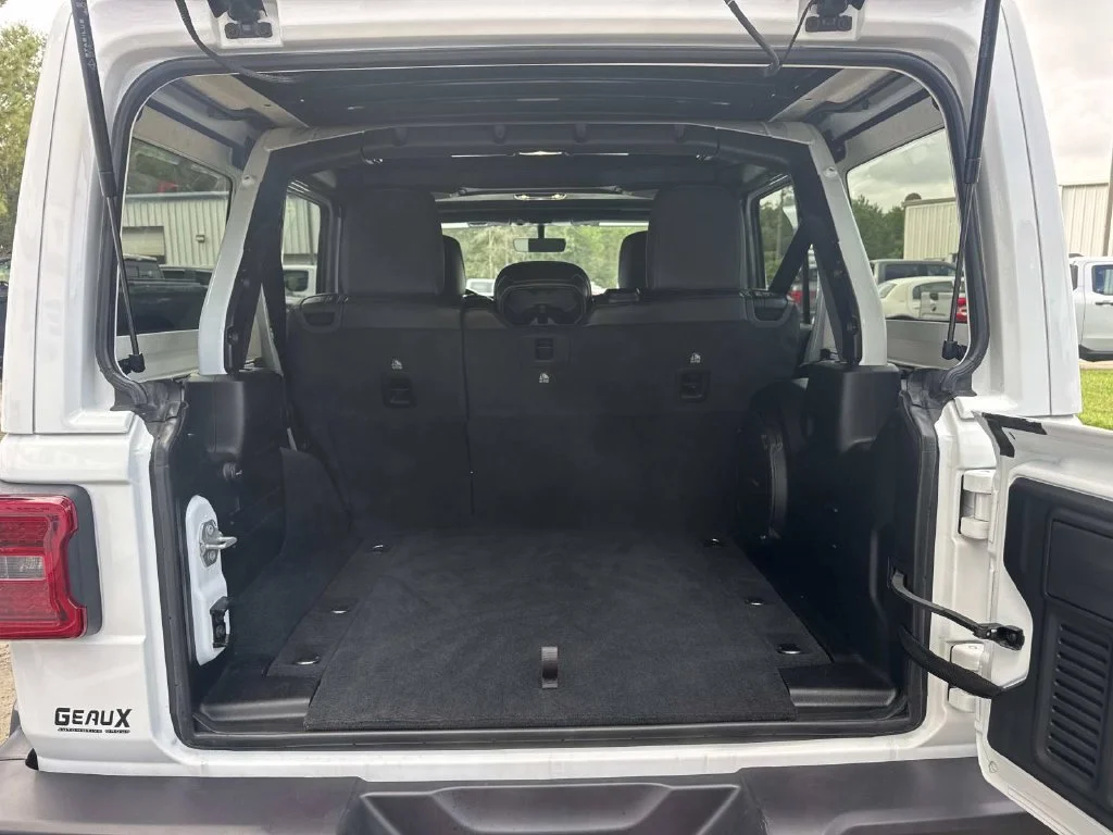 Used 2023 White Jeep Altitude image 16