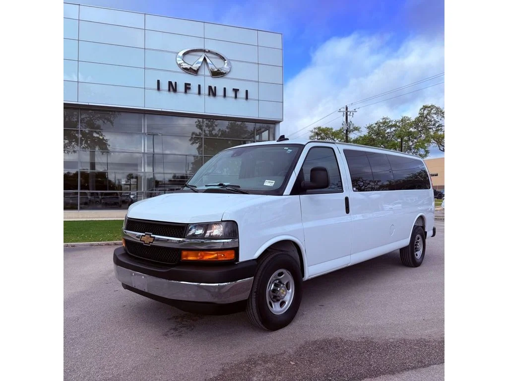 2025 Chevrolet Express 3500 LT Extended's photo