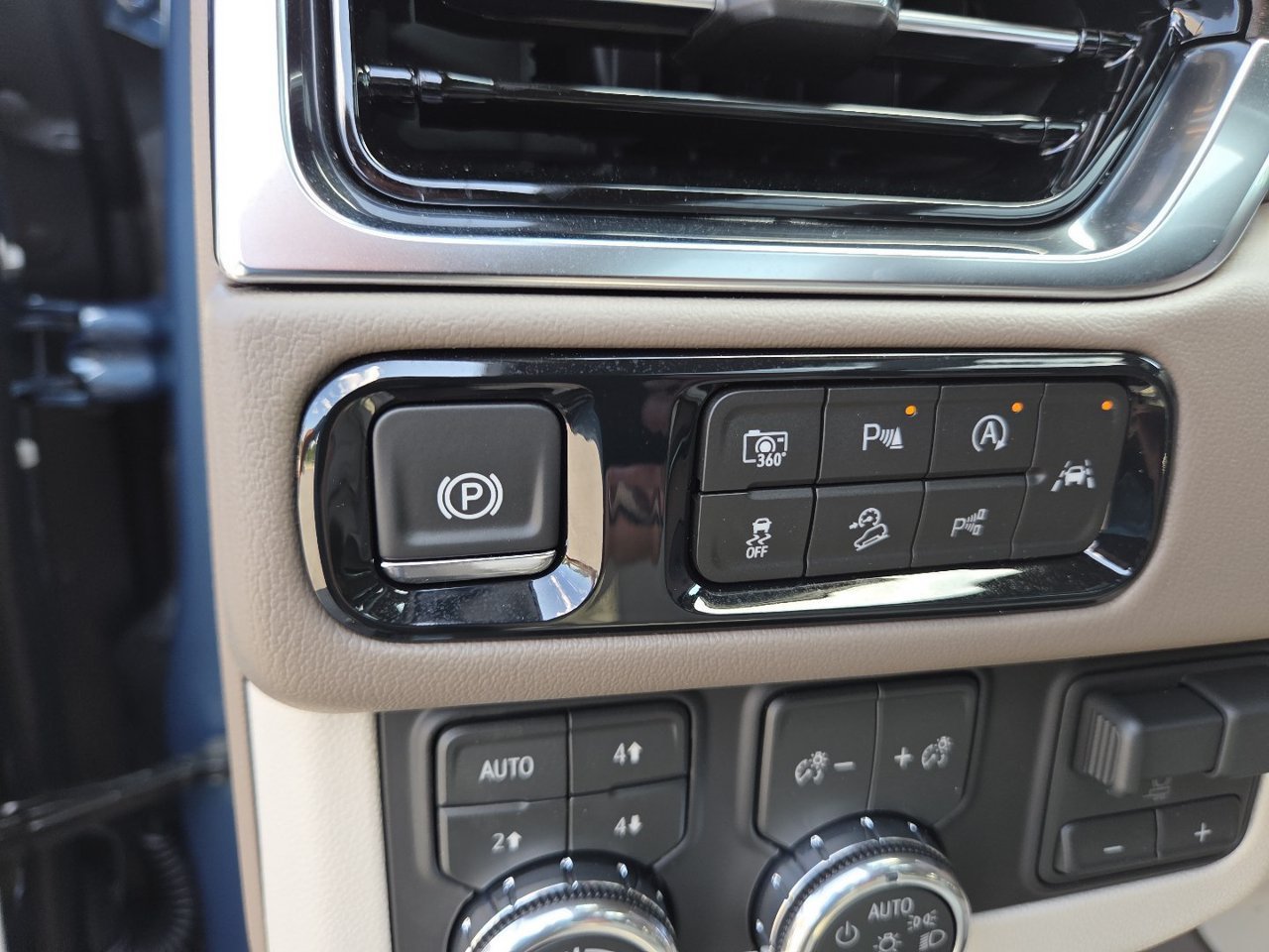 2026 GMC Yukon Denali - Photo 13