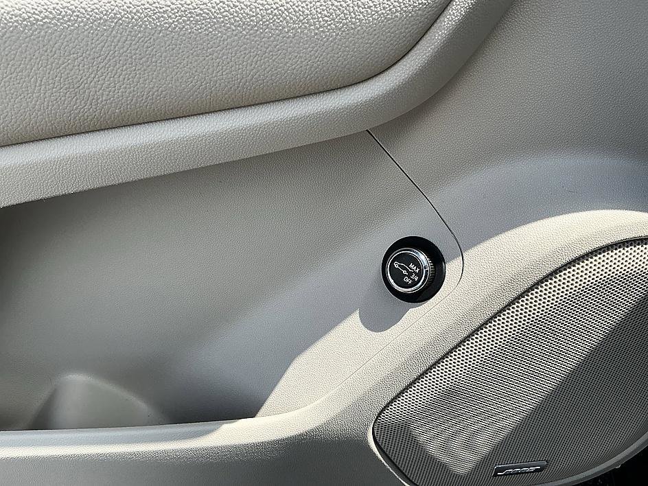 Used 2021 Summit White GMC Denali image 22