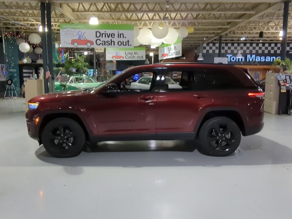Used 2022 Red Jeep Altitude image 11