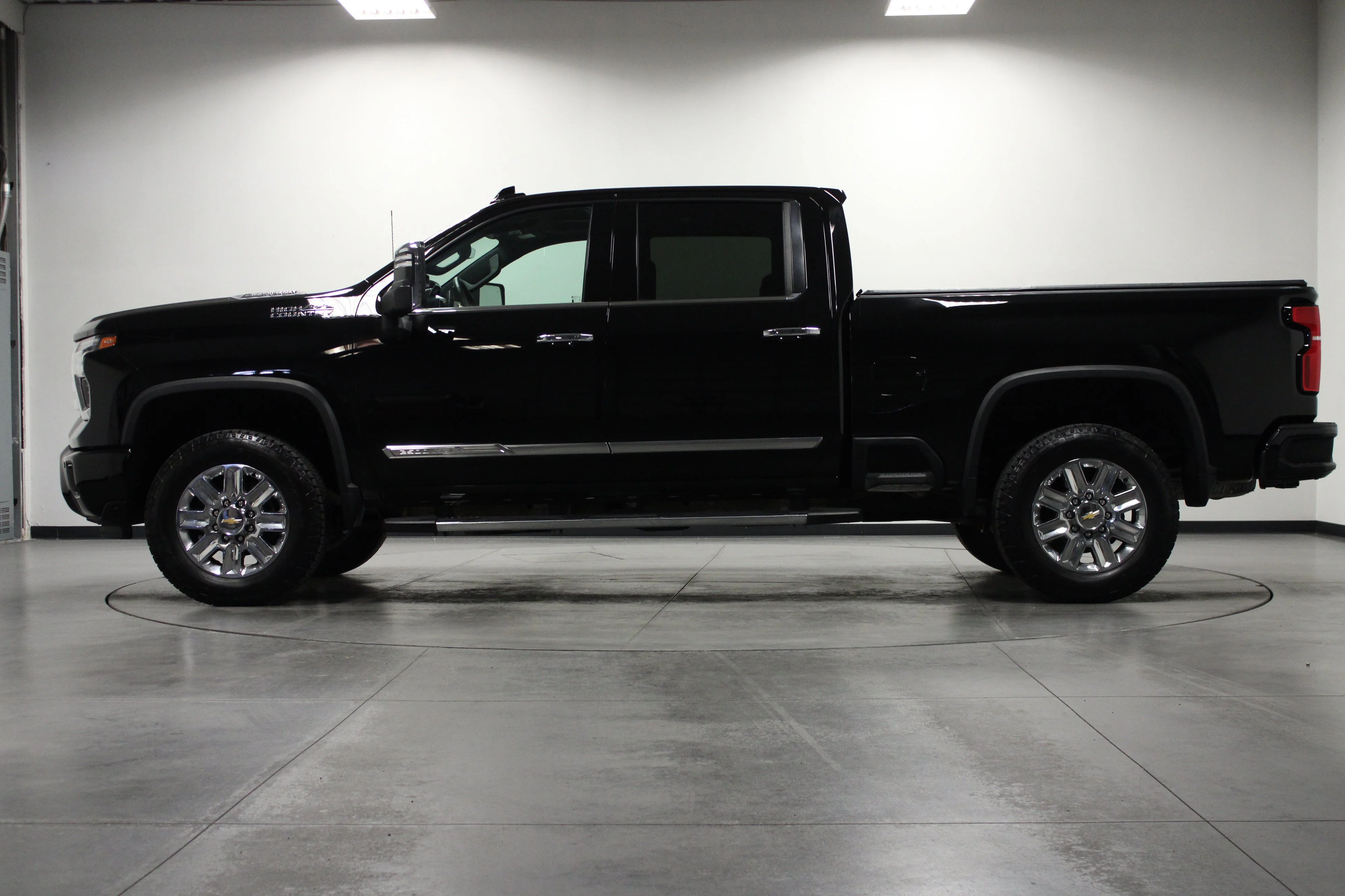 Used 2024 Black Chevrolet High Country image 7