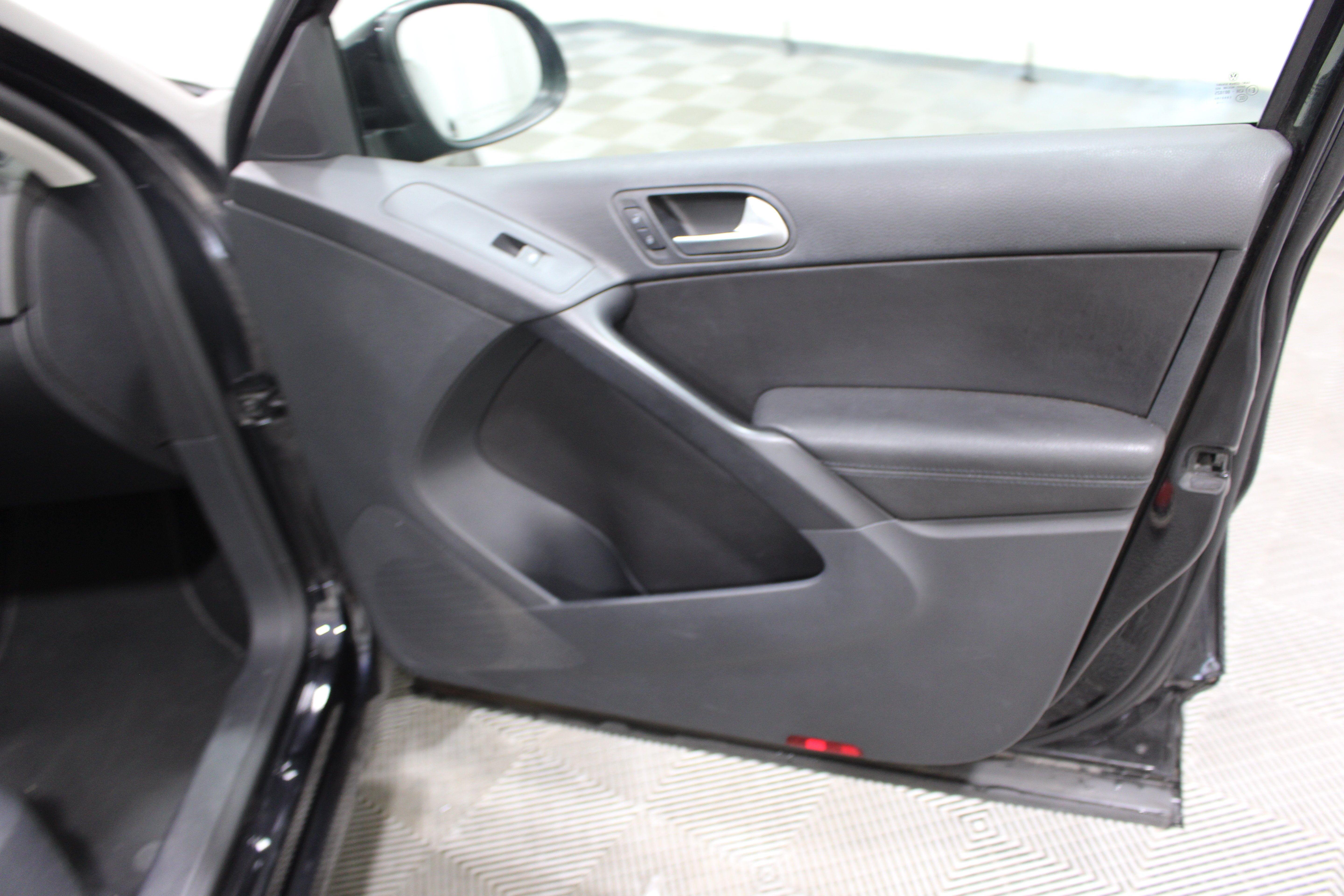 Used 2014 Deep Black Pearl Volkswagen SE image 21