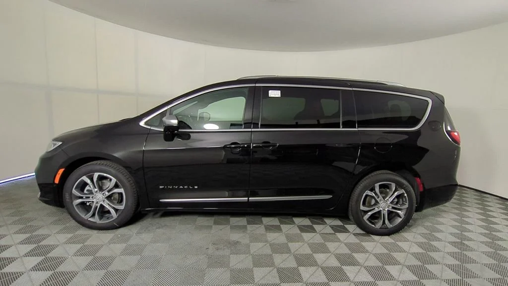 New 2026 Diamond Black Crystal Pearl-Coat Exterior Paint Chrysler Pinnacle image 8