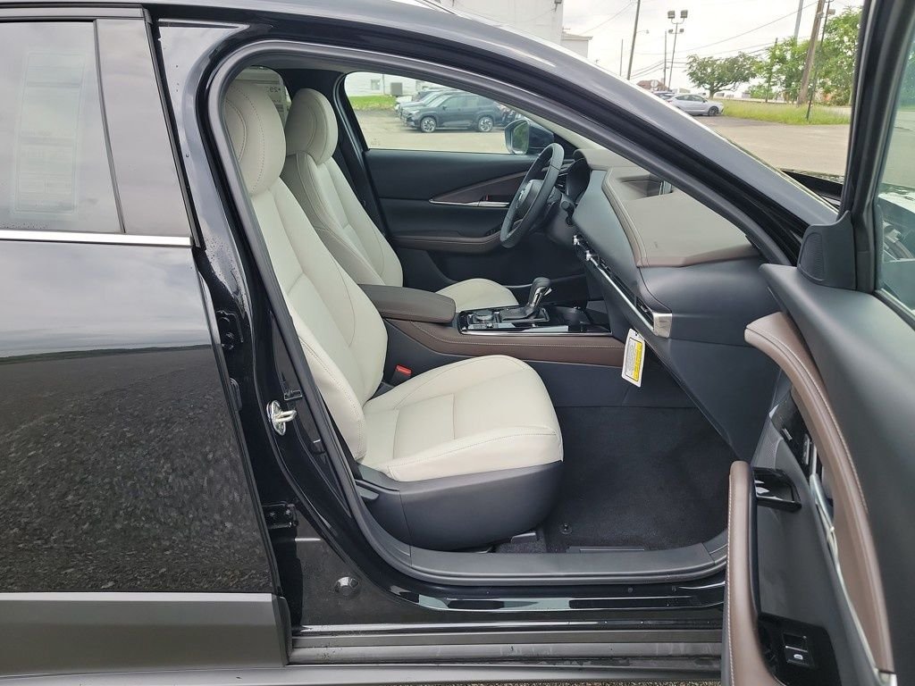 2025 Mazda CX-30 Premium - Photo 13