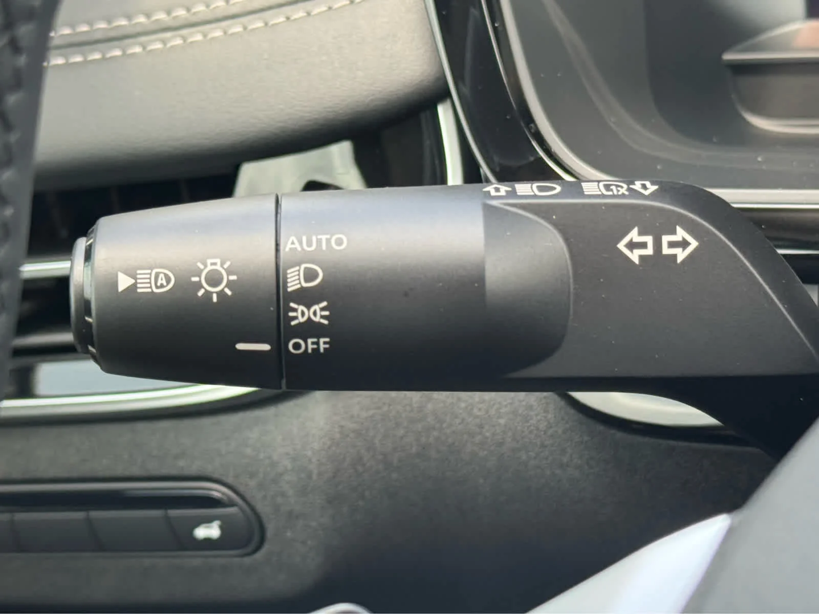 New 2027 HARBOR GRAY INFINITI Luxe FWD image 15
