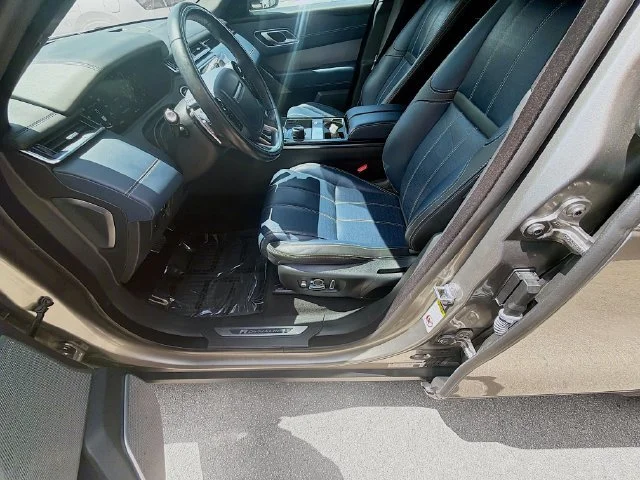 Used 2019  Land Rover R-Dynamic HSE image 18