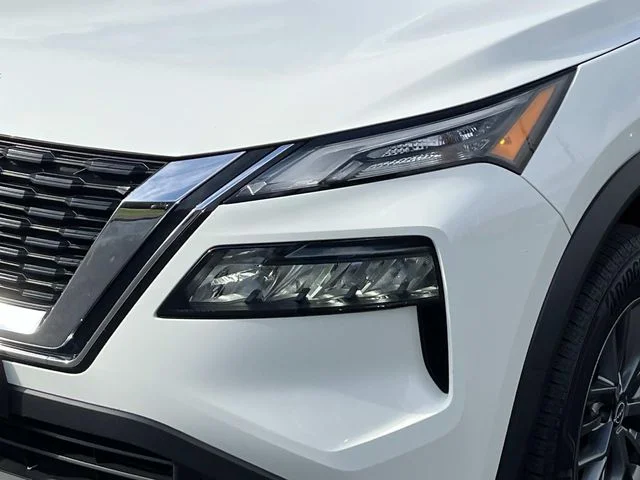 Used 2023 White Nissan S image 10