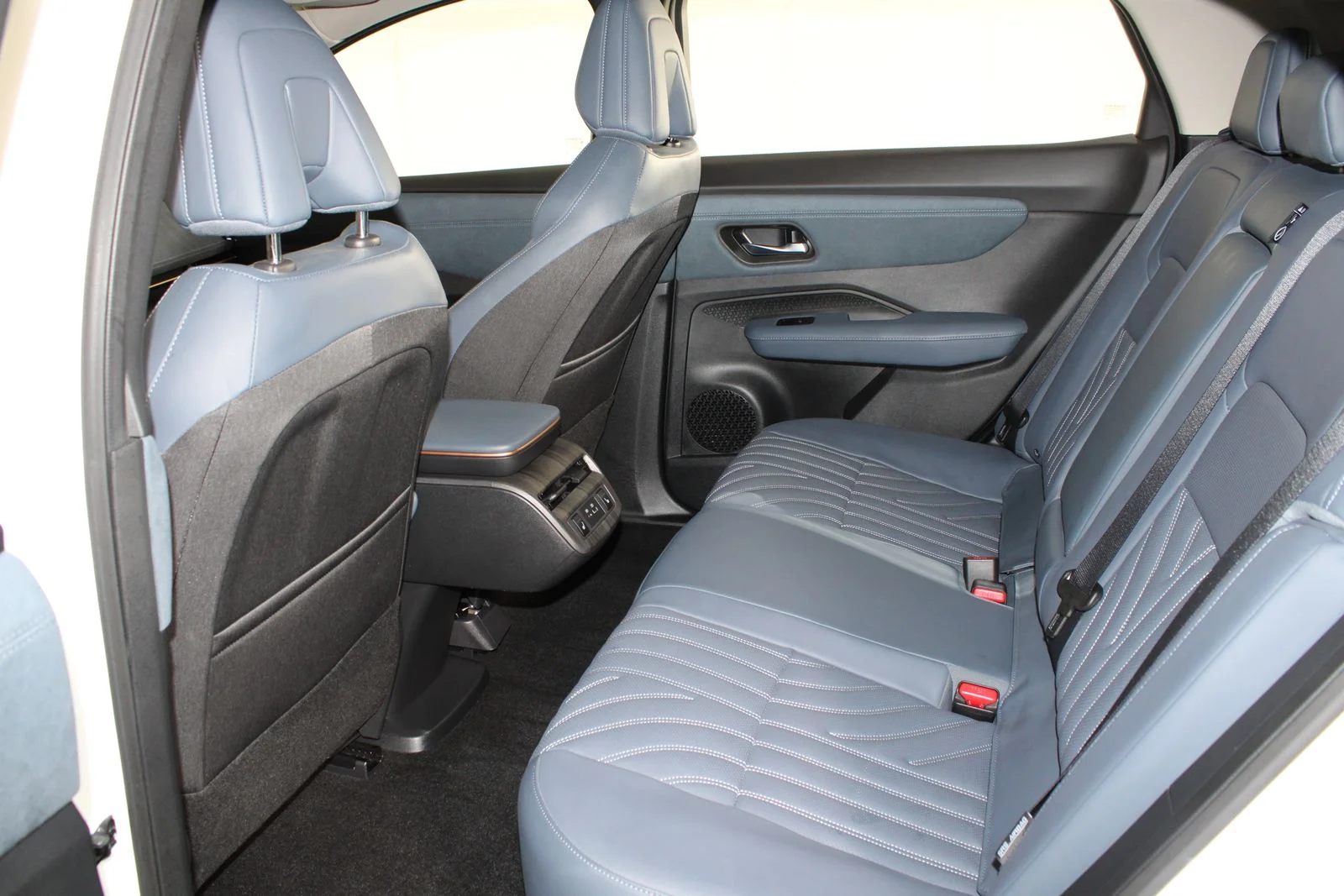 Used 2024 White Nissan PLATINUM+ e-4ORCE image 11