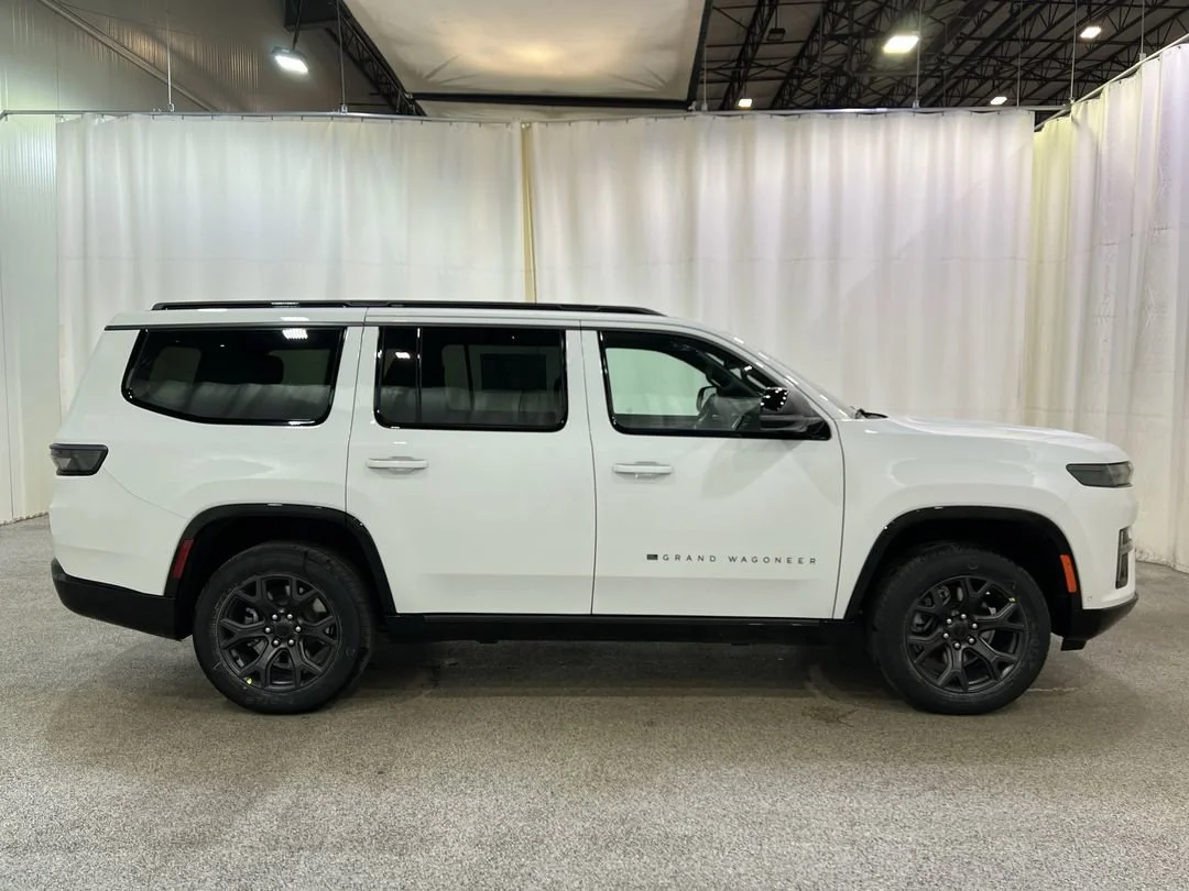 New 2026 Bright White Clear-Coat Exterior Paint Jeep Limited Altitude image 5