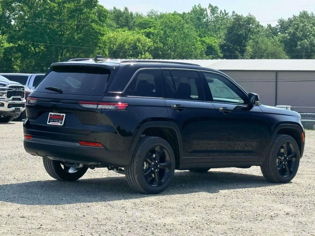 New 2026 Diamond Black Crystal Pearlcoat Jeep Limited image 7