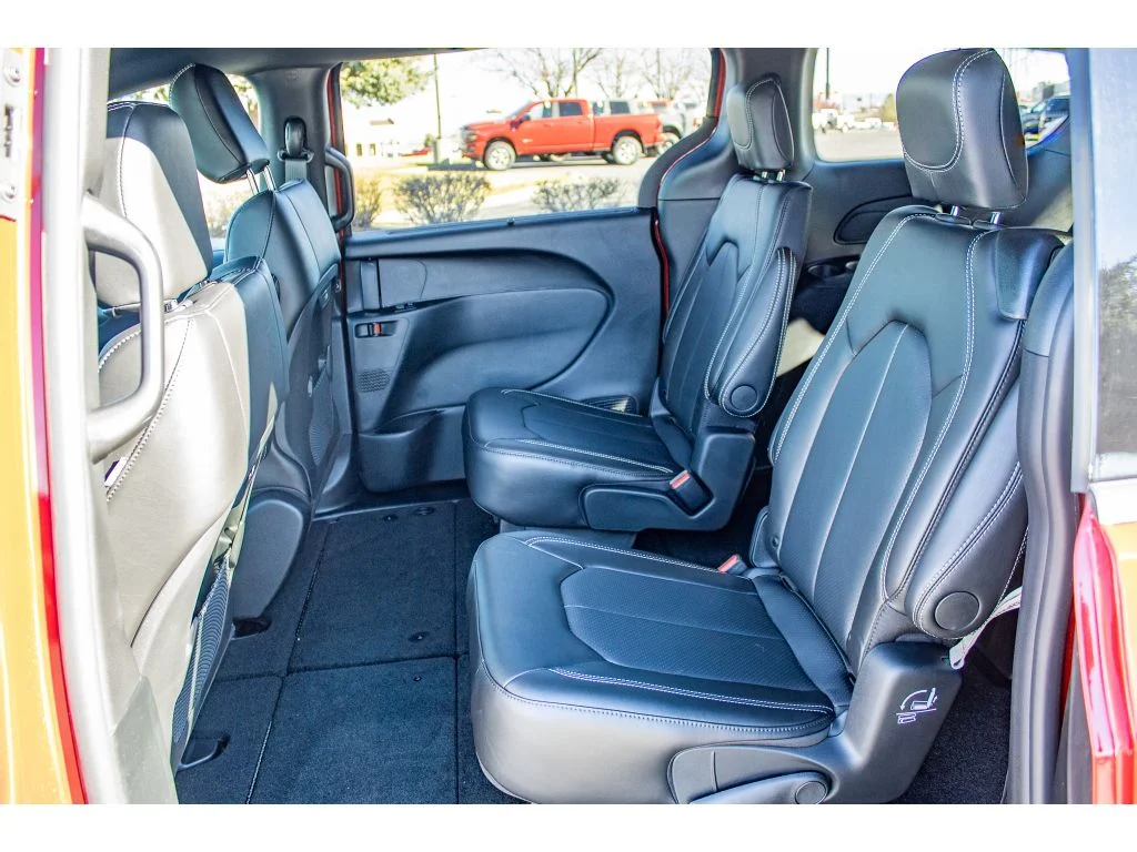 New 2026 Red Hot Pearlcoat Chrysler Select image 35