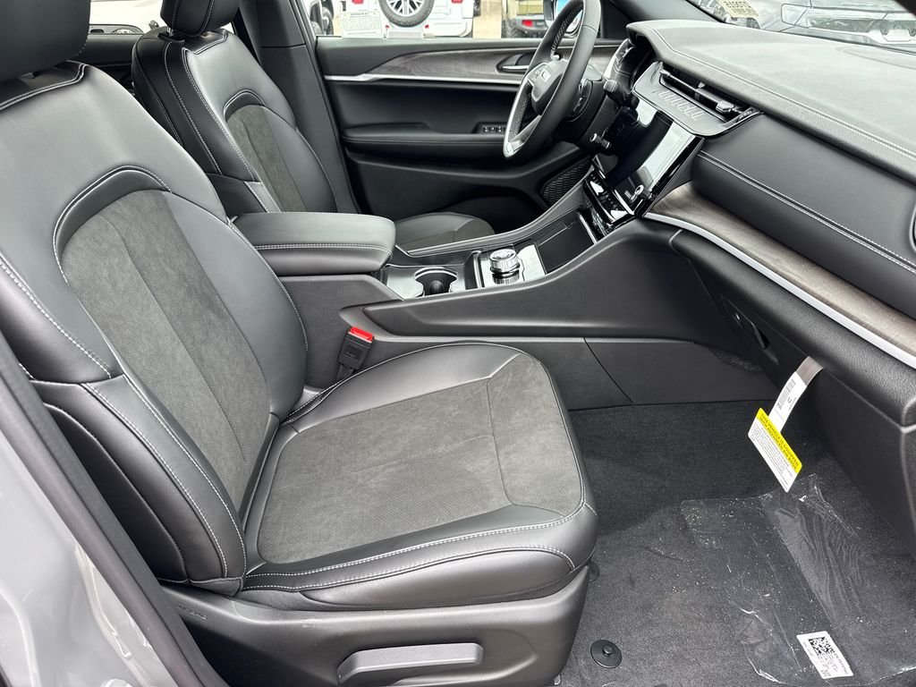 New 2027 Sting-Gray Clearcoat Jeep Laredo Altitude image 14