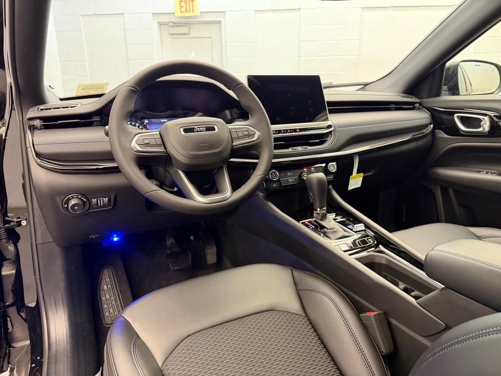 New 2026 Diamond Black Crystal Pearlcoat Jeep Latitude image 9