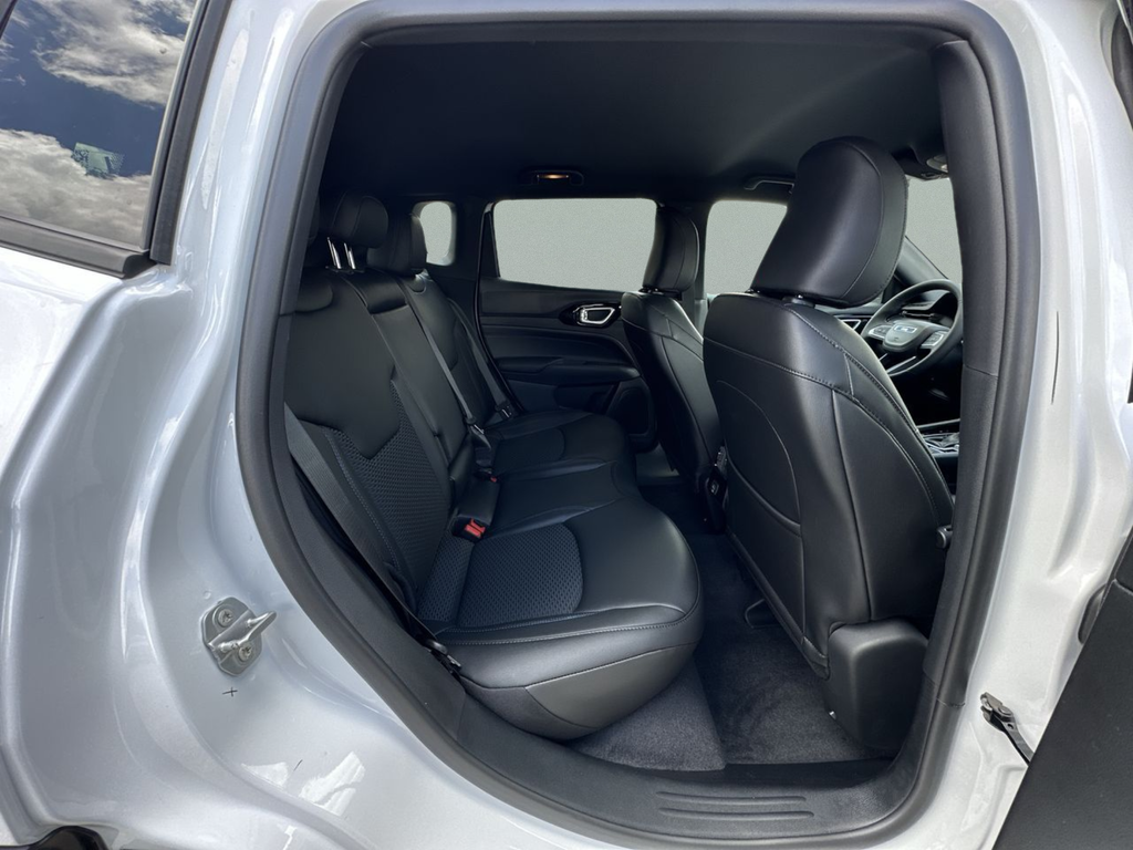 New 2026 Bright White Clear-Coat Exterior Paint Jeep Latitude image 25