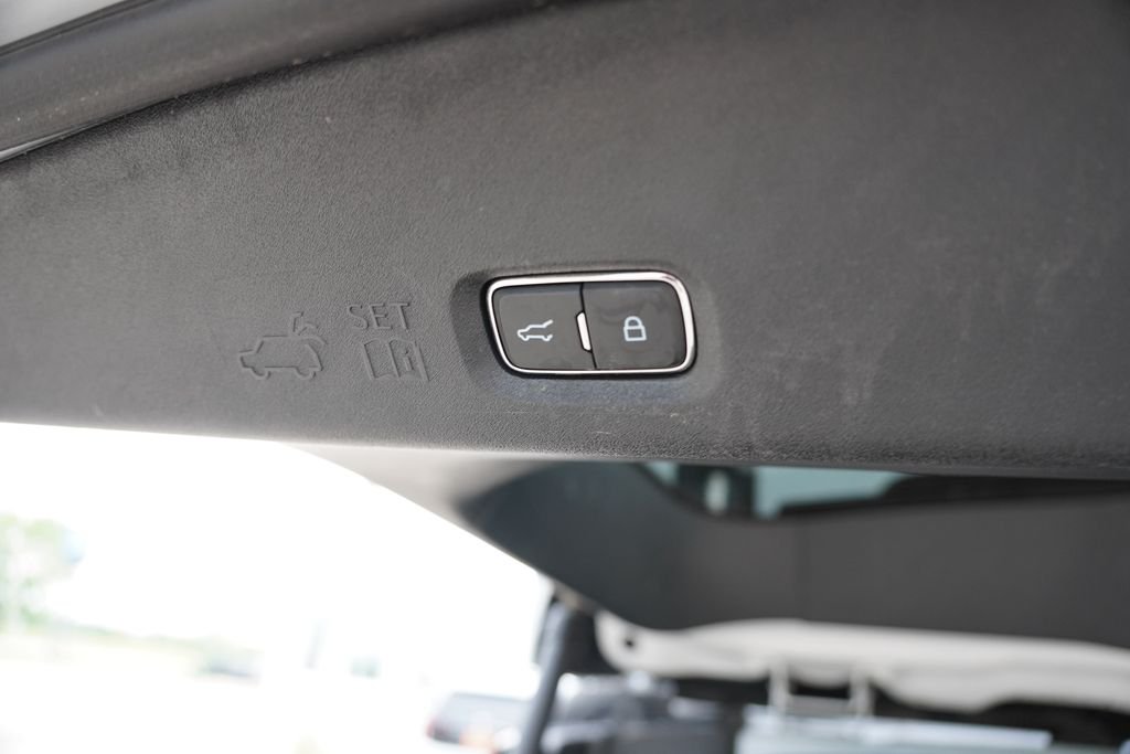 Used 2025 Silver Metallic Ford Platinum image 25