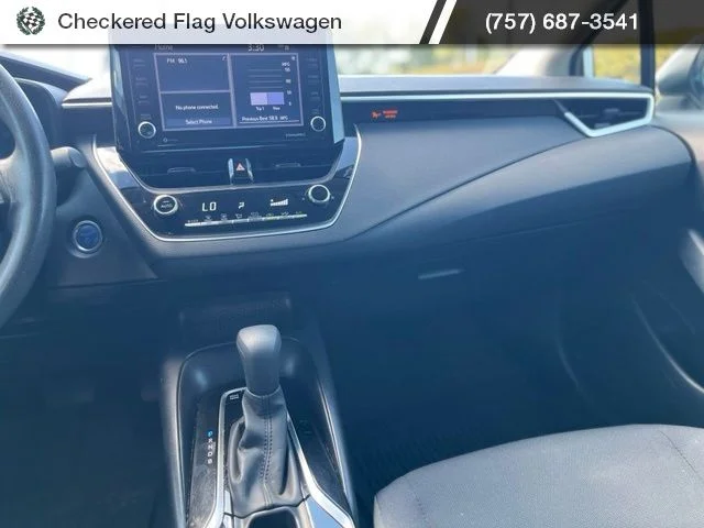 Used 2022 White Toyota LE image 29