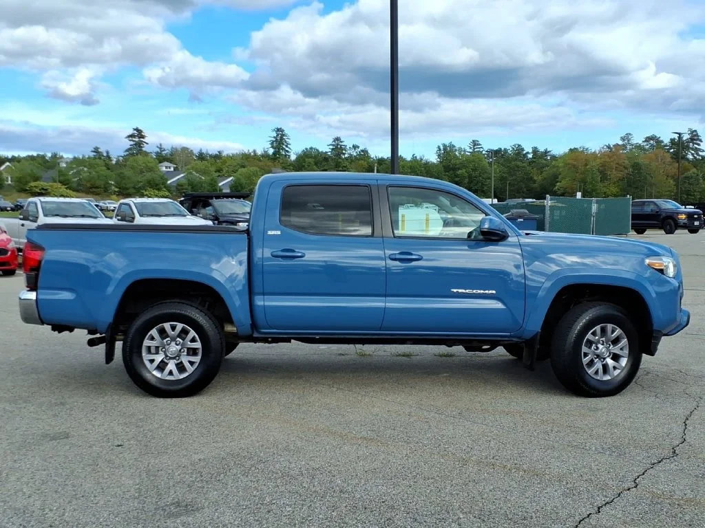 Used 2019 Blue Toyota SR5 image 2