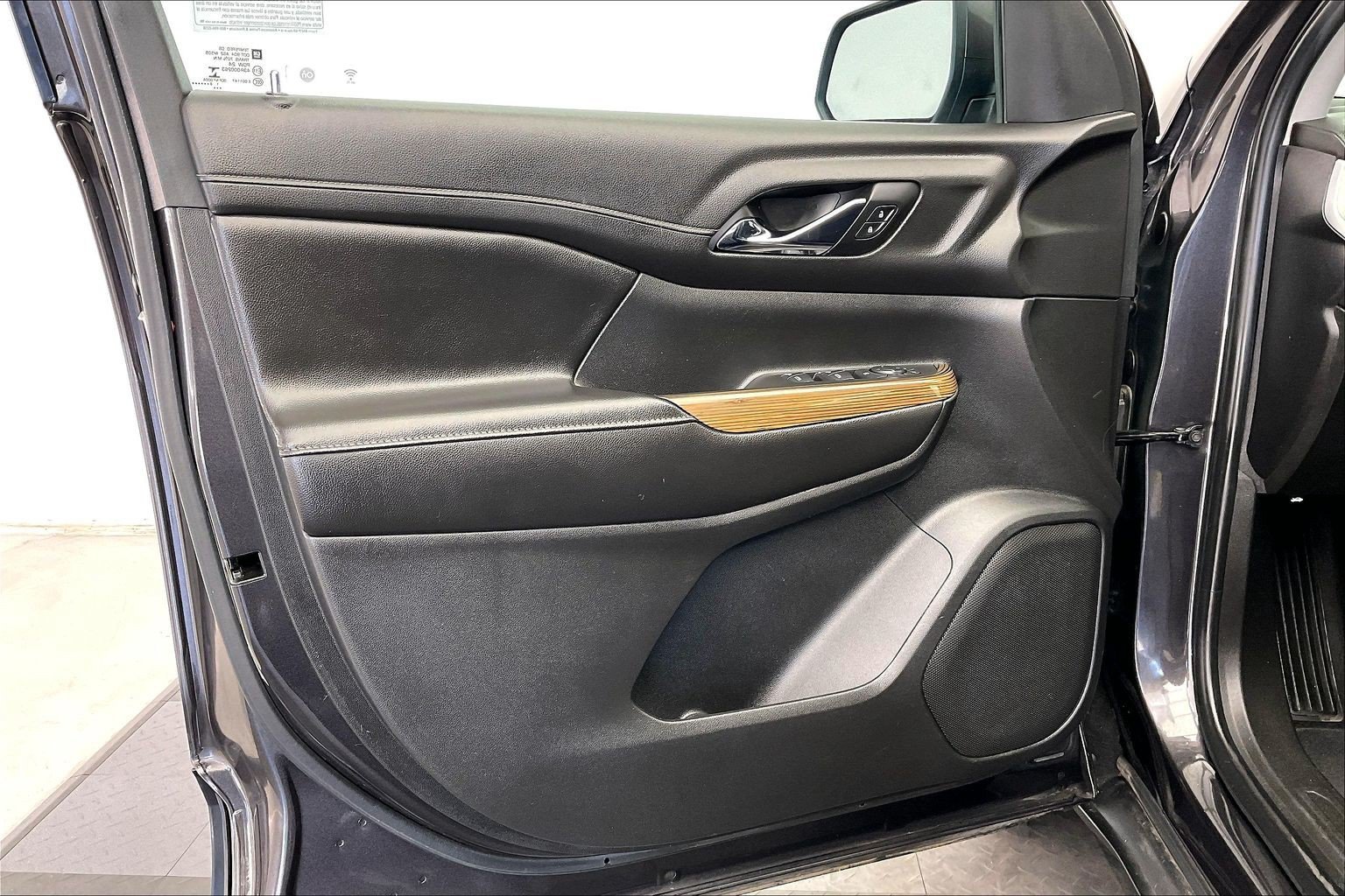 Used 2019 Iridium Metallic GMC SLE image 25