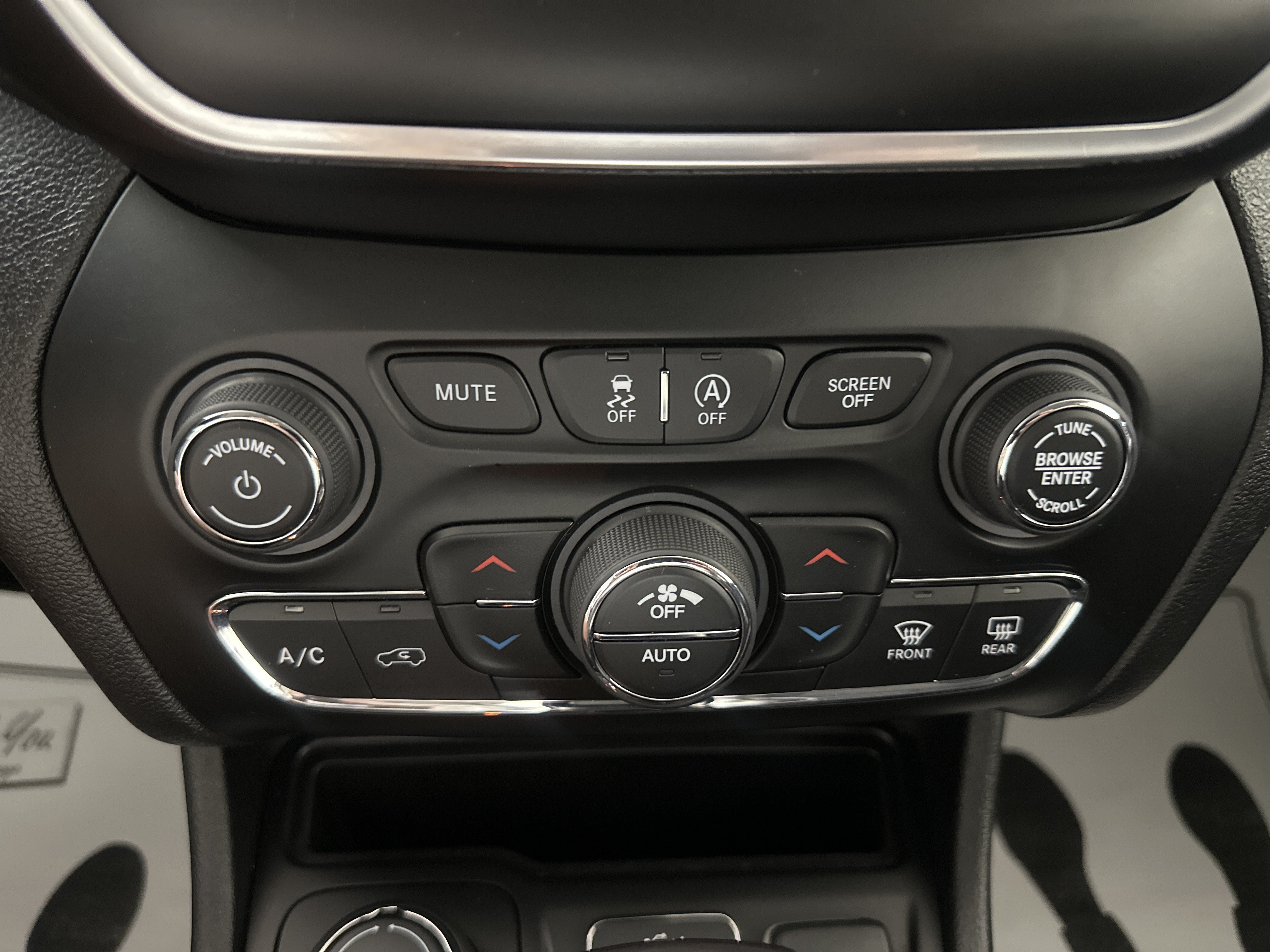 Used 2019 Olive Green Pearlcoat Jeep Latitude Plus image 21