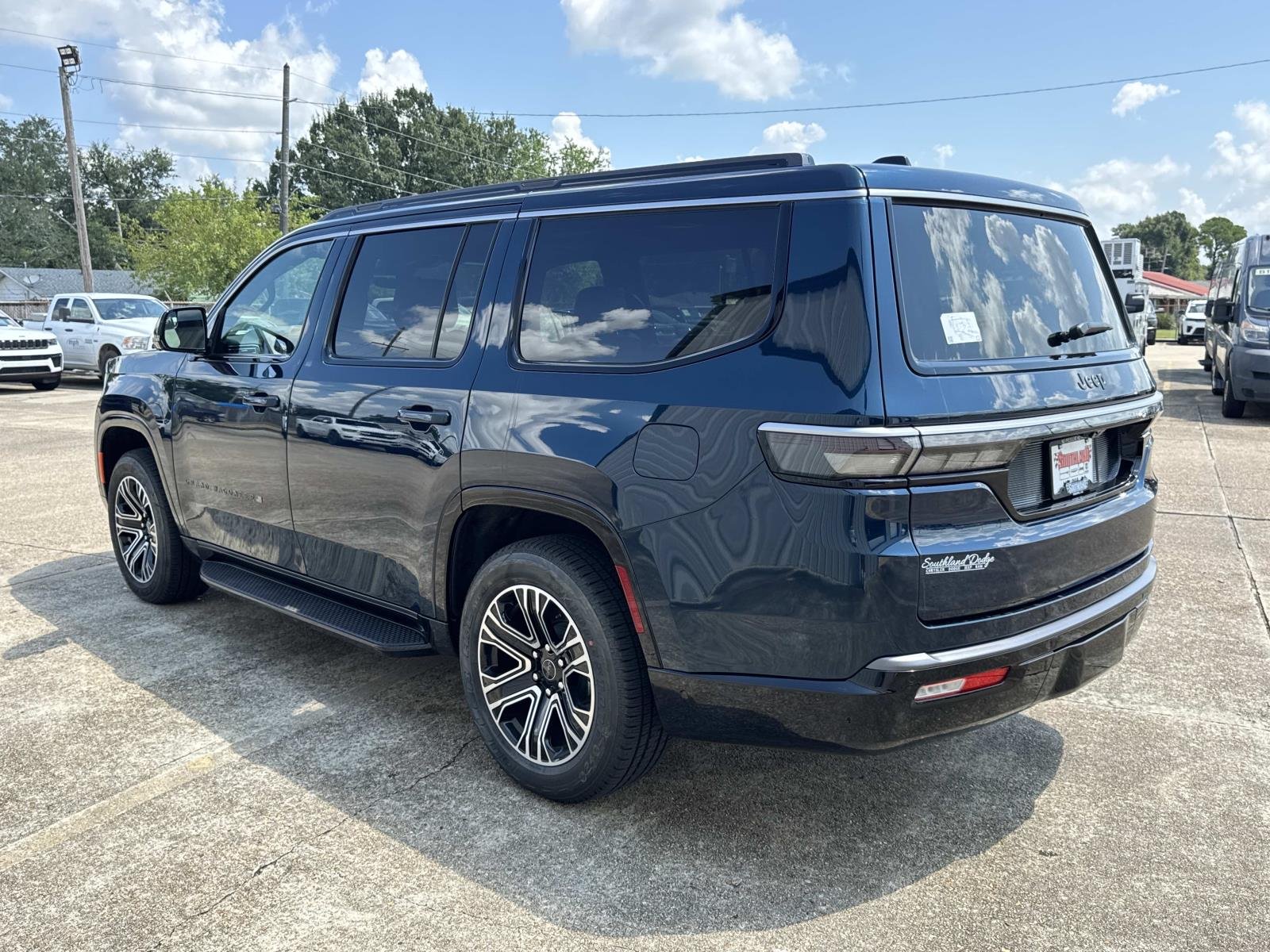New 2026 Fathom Blue Pearl-Coat Exterior Paint Jeep  image 4