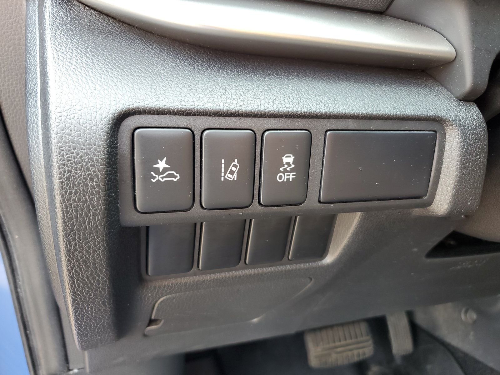 Used 2022 Blue Mitsubishi SE image 16