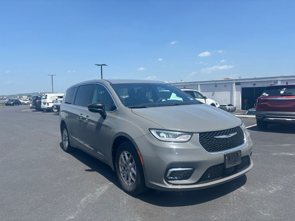 2025 Chrysler Pacifica Select's photo