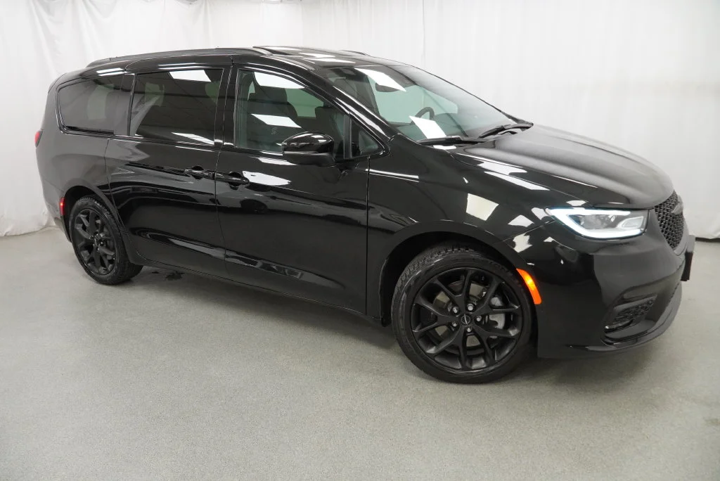 Used 2023 Black Chrysler Touring L image 15