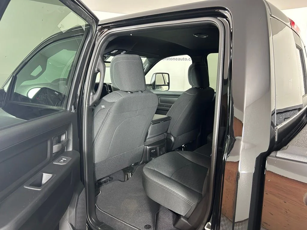 New 2026 Diamond Black Crystal Pearl-Coat Exterior Paint RAM Tradesman image 10