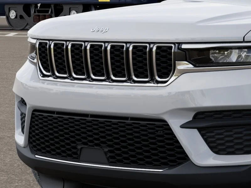 New 2025 Bright White Clear-Coat Exterior Paint Jeep Laredo image 12