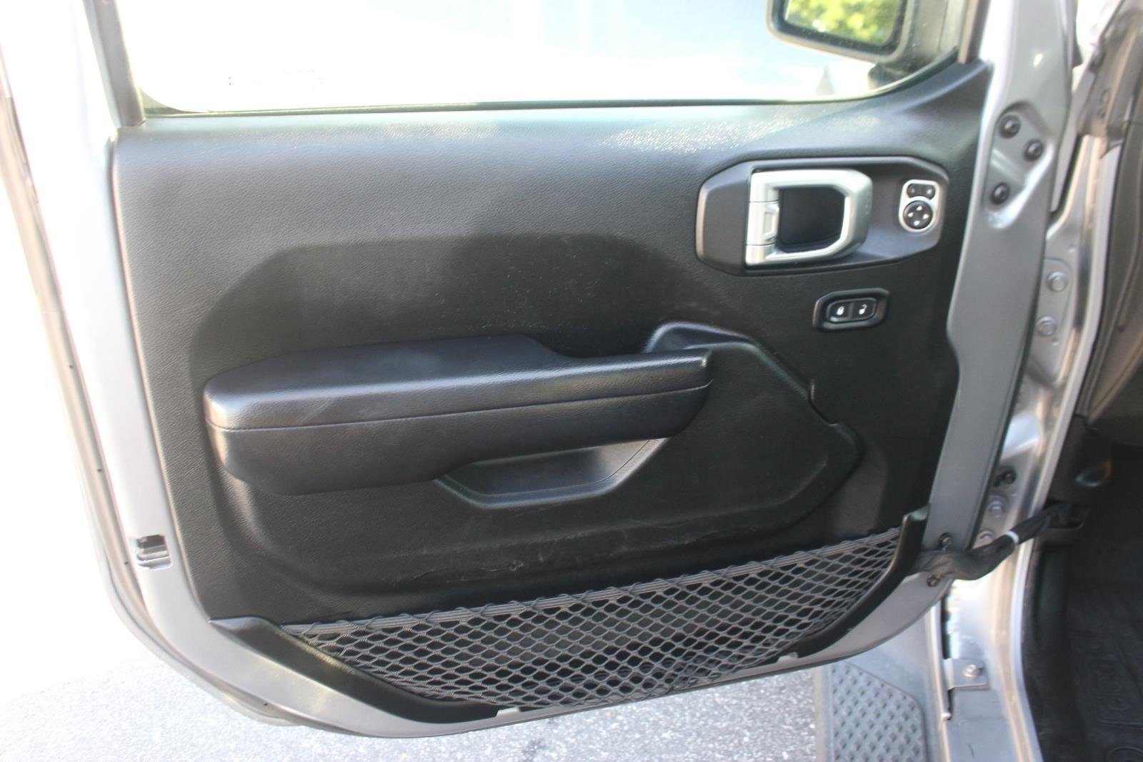 Used 2020 Silver Jeep Sport S image 12