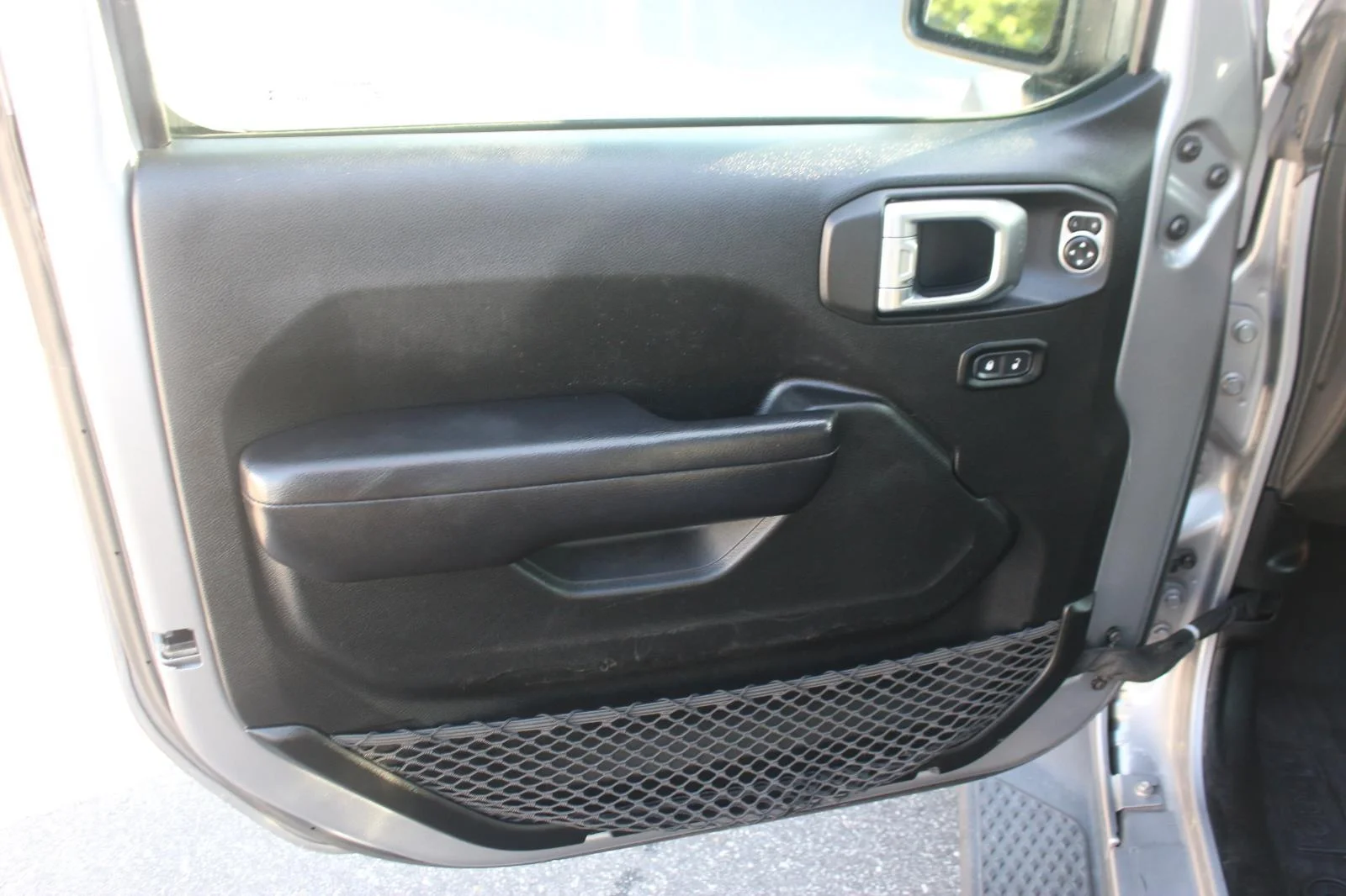 Used 2020 Silver Jeep Sport S image 12